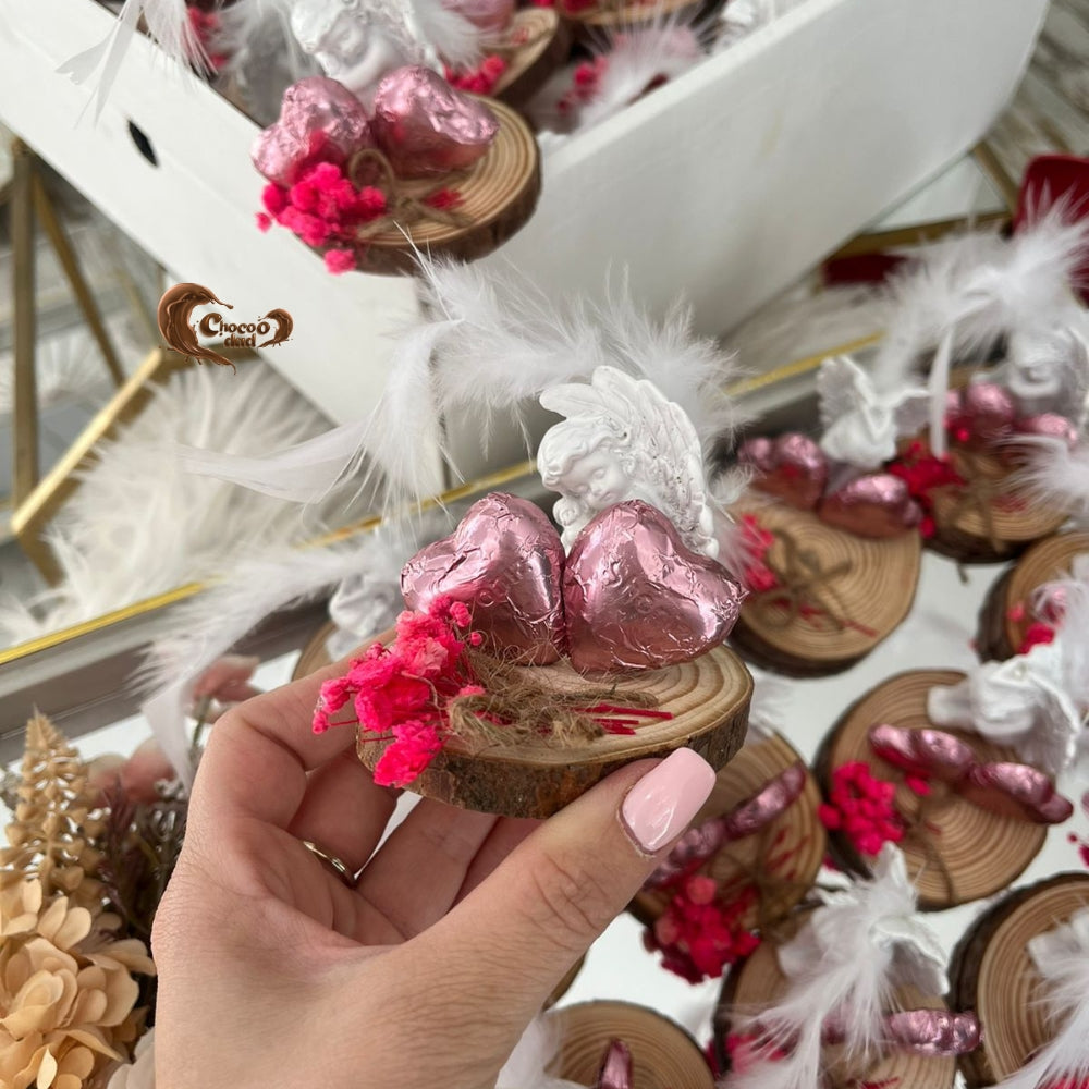 Add elegance to your special occasions with our angel-designed chocolates adorned with flower bouquets on wooden bases! 🍫✨ Perfect for birthdays and henna nights, these unique chocolates are crafted to impress and delight your guests. A luxurious and thoughtful treat for your celebrations!