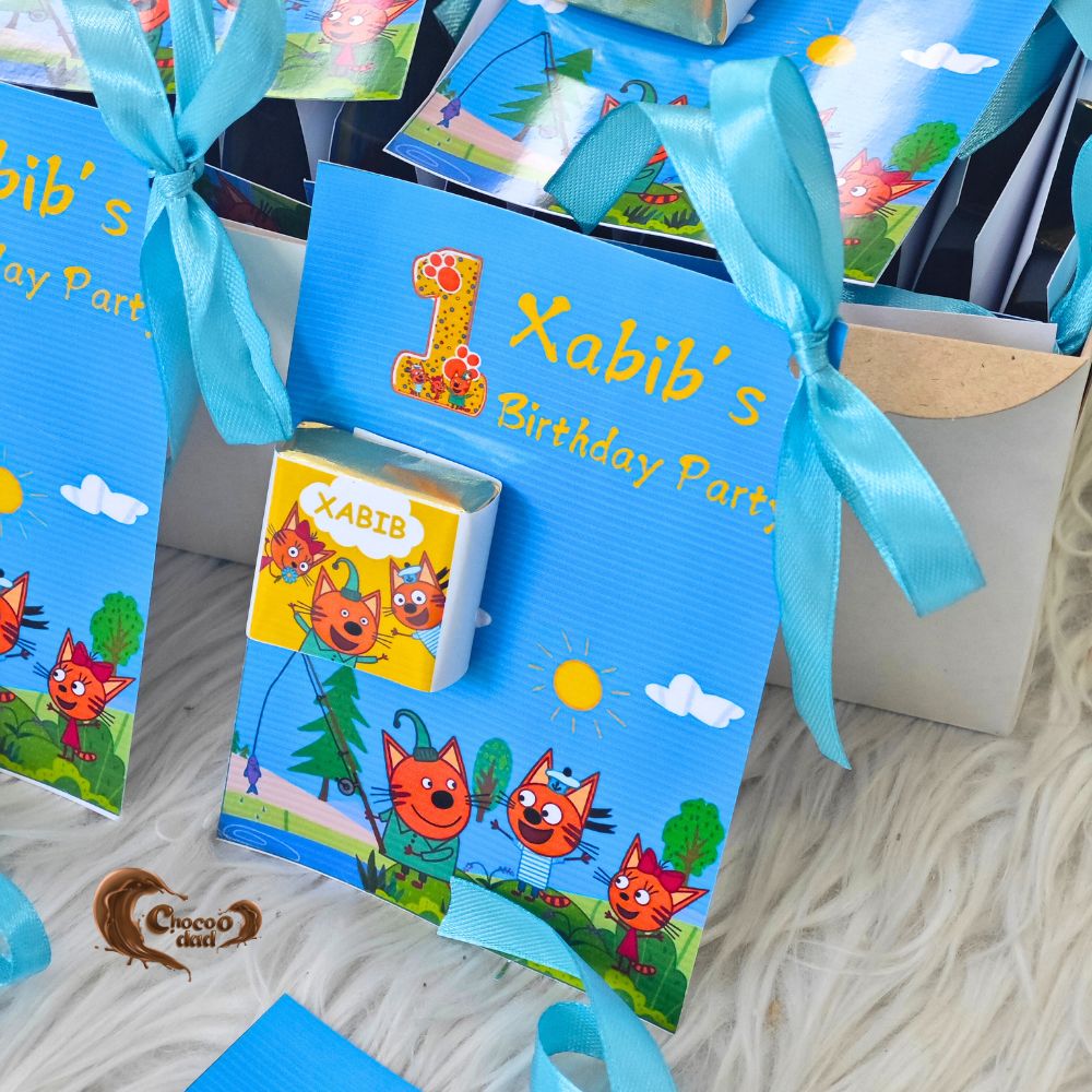 Celebrate your baby’s first birthday with our adorable Tree Cats cartoon character-themed chocolates, crafted from delicious Belgian milk chocolate. Designed in a charming blue theme, these chocolates are perfect for adding a sweet and fun touch to the celebration.