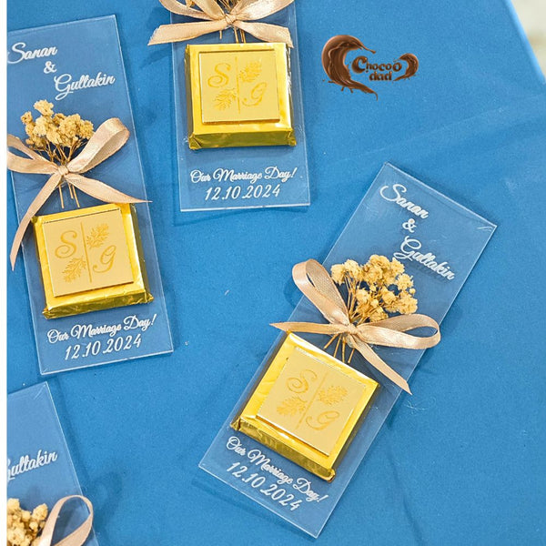 Celebrate your engagement day with our elegant chocolates adorned with natural dried flowers and bouquet designs! 🌼🍫 Featuring laser-cut custom names, these chocolates are the perfect personalized gift for your special day. 🎁✨ Ideal for engagement ceremonies, they combine beauty, sweetness, and sophistication. Add a unique touch to your celebration with these one-of-a-kind treats! 💍💖