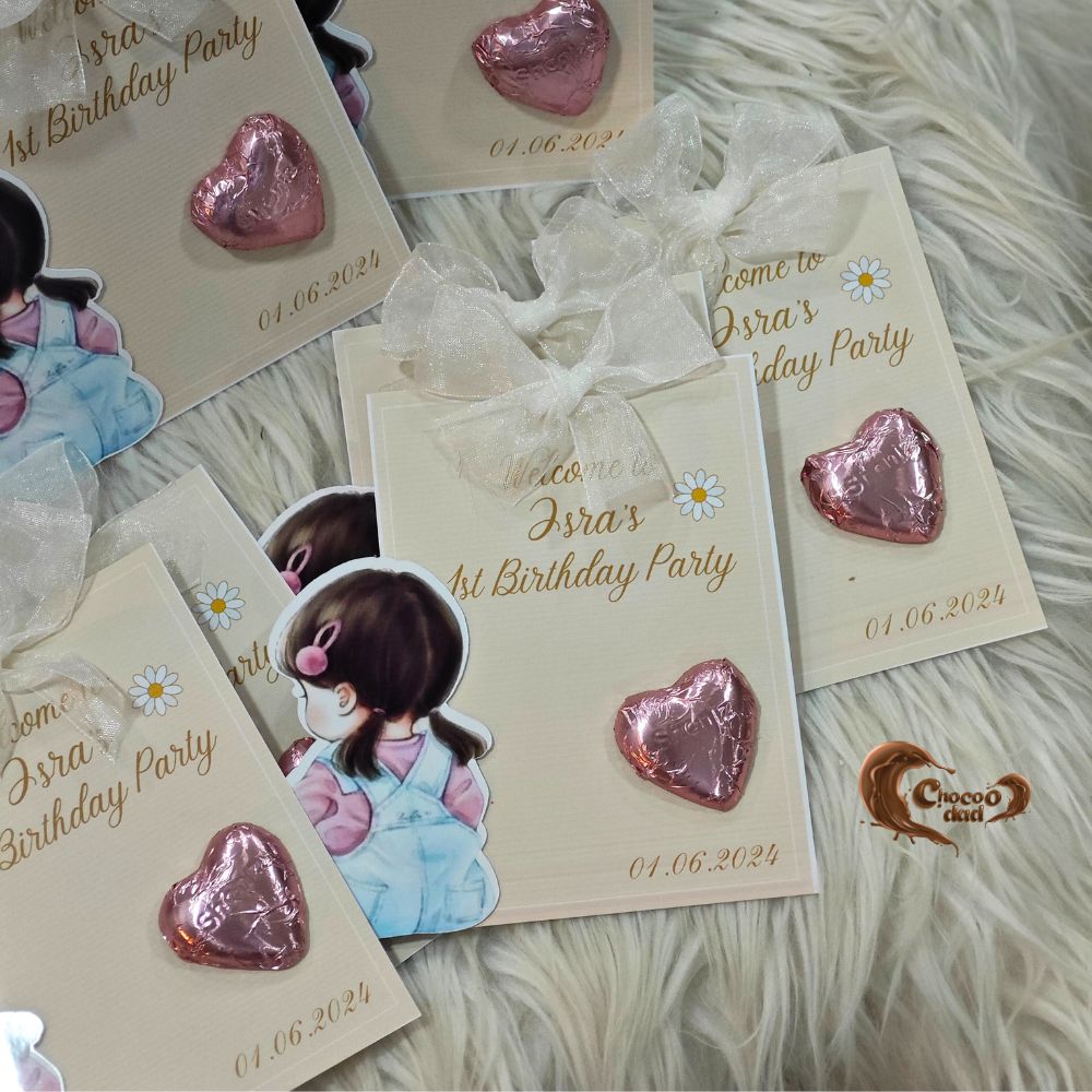 Celebrate your little princess’s 1st birthday with these elegantly designed chocolate cards, featuring a charming chamomile flower theme in cream and pink colors.