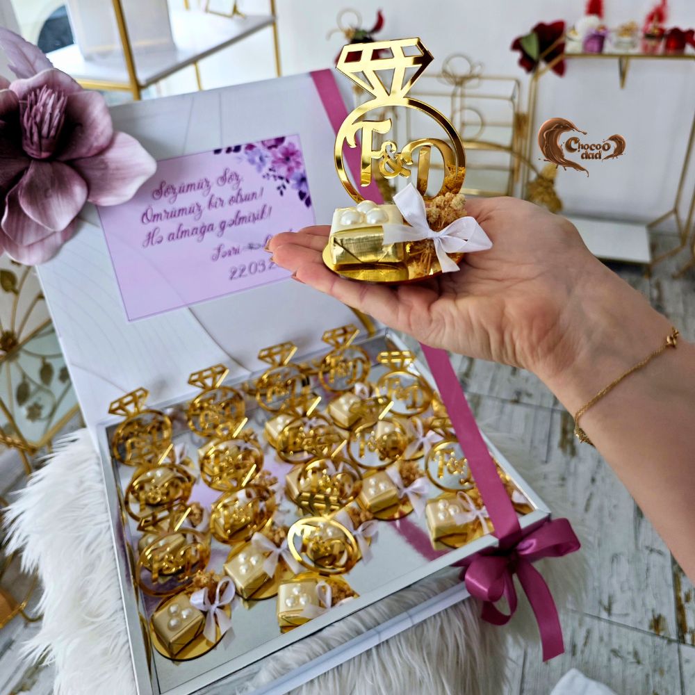 Golden Ring Chocolate Favors – Personalized for the Bride & Groom