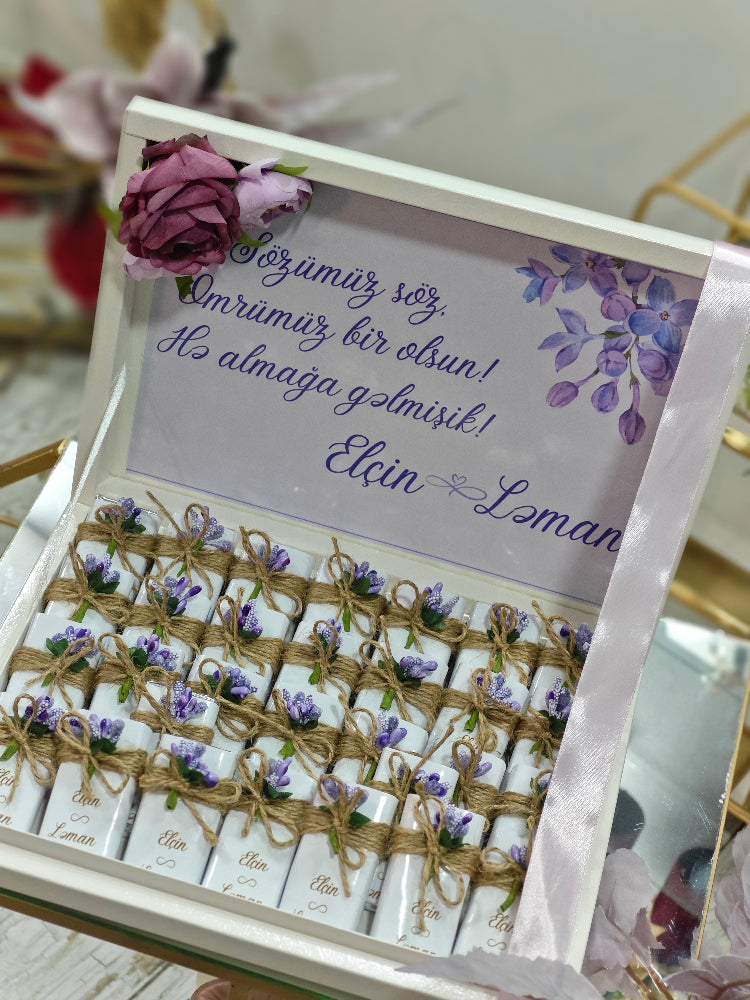 Gift set with chocolate bars and a card in a decorative box