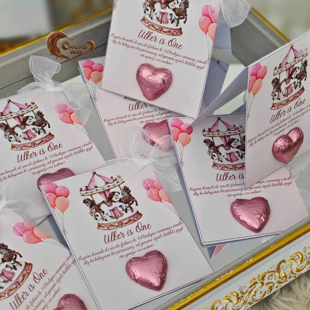These carousel-themed chocolate cards combine elegance and sweetness, making them a perfect favor for a first birthday celebration!