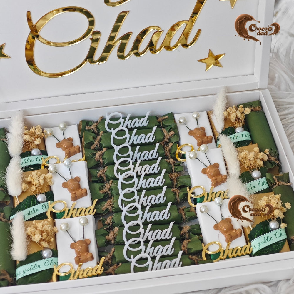 Welcome your little one with elegance and sweetness! 💙 This 30-piece chocolate box features beautifully handcrafted chocolates, each decorated with care and precision.