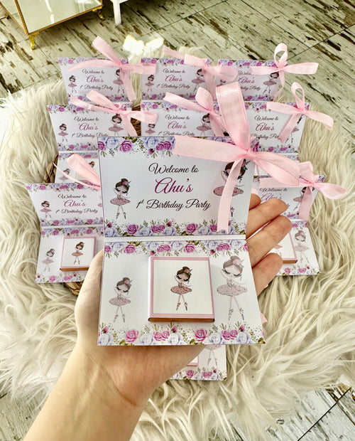 Balerina dizaynlı və bantlı 1 yaş ad günü paylamalıq kartı – çəhrayı lent və şokolad