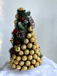 Ferrero Rocher yeni il şokolad ağacı – şam və şarlarla