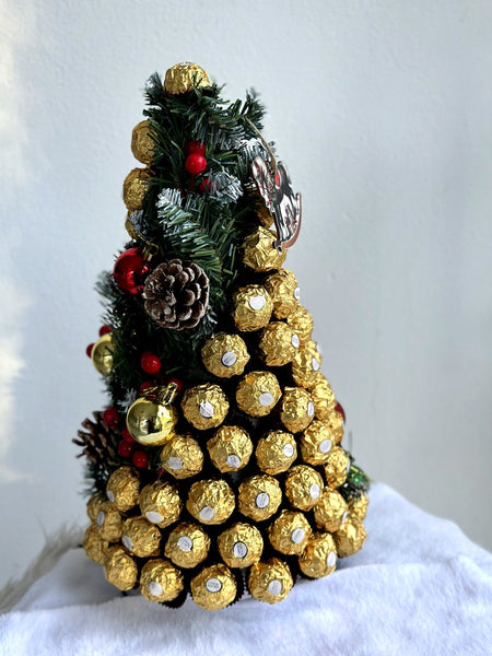 Ferrero Rocher yeni il şokolad ağacı – şam və şarlarla