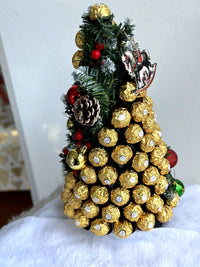 Ferrero Rocher yeni il şokolad ağacı – şam və şarlarla