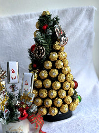 Ferrero Rocher yeni il şokolad ağacı – şam və şarlarla
