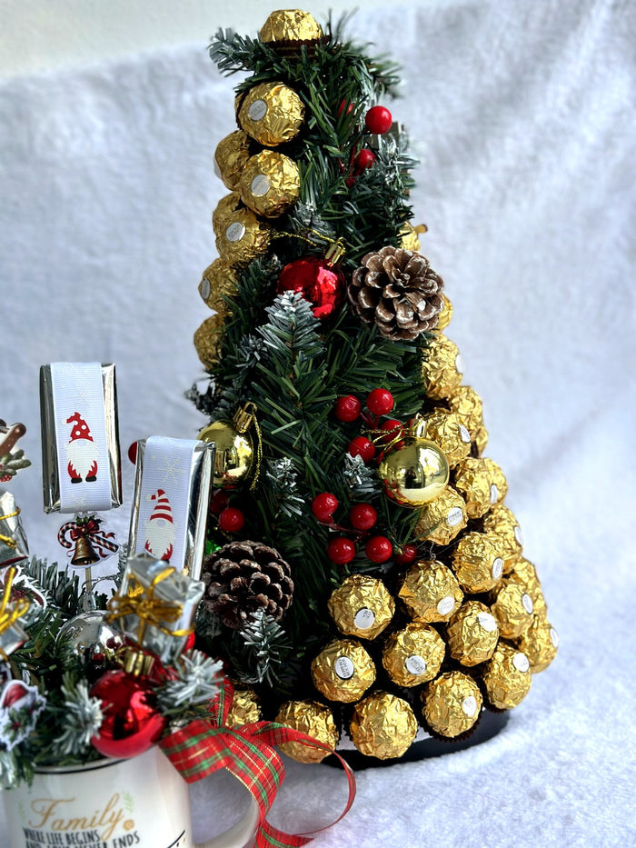 Ferrero Rocher yeni il şokolad ağacı – şam və şarlarla