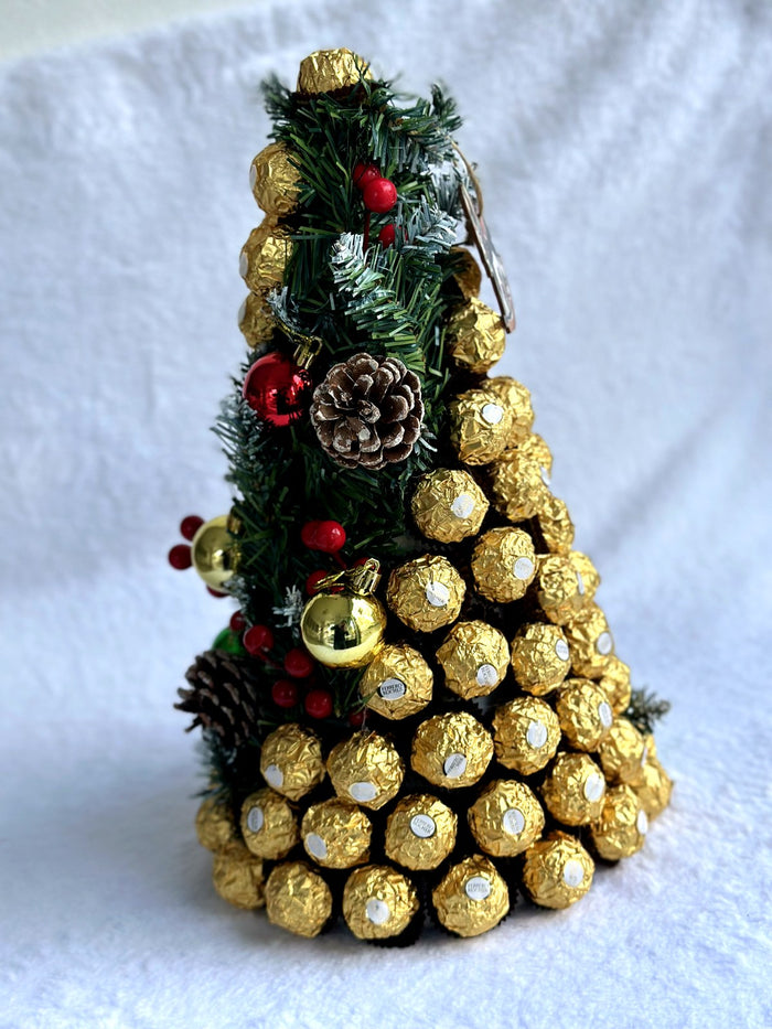Ferrero Rocher yeni il şokolad ağacı – şam və şarlarla