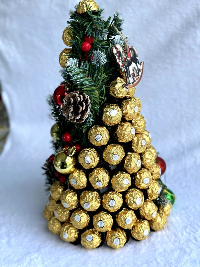 Ferrero Rocher yeni il şokolad ağacı – şam və şarlarla