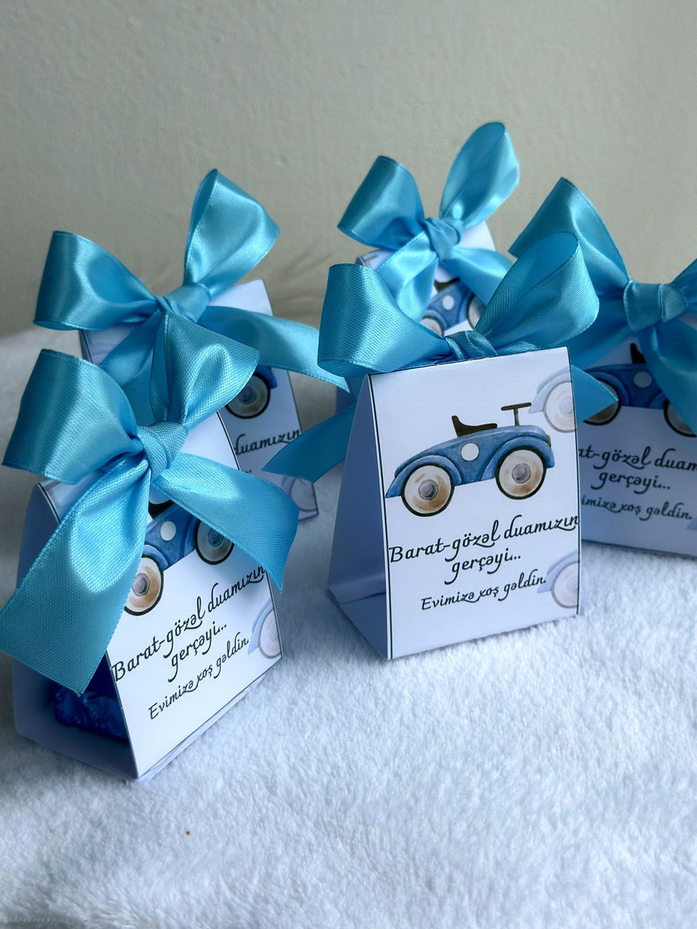 Blue Retro Car Welcome Baby Pyramid Chocolate Favor with Satin Bow — Chocodad Baku