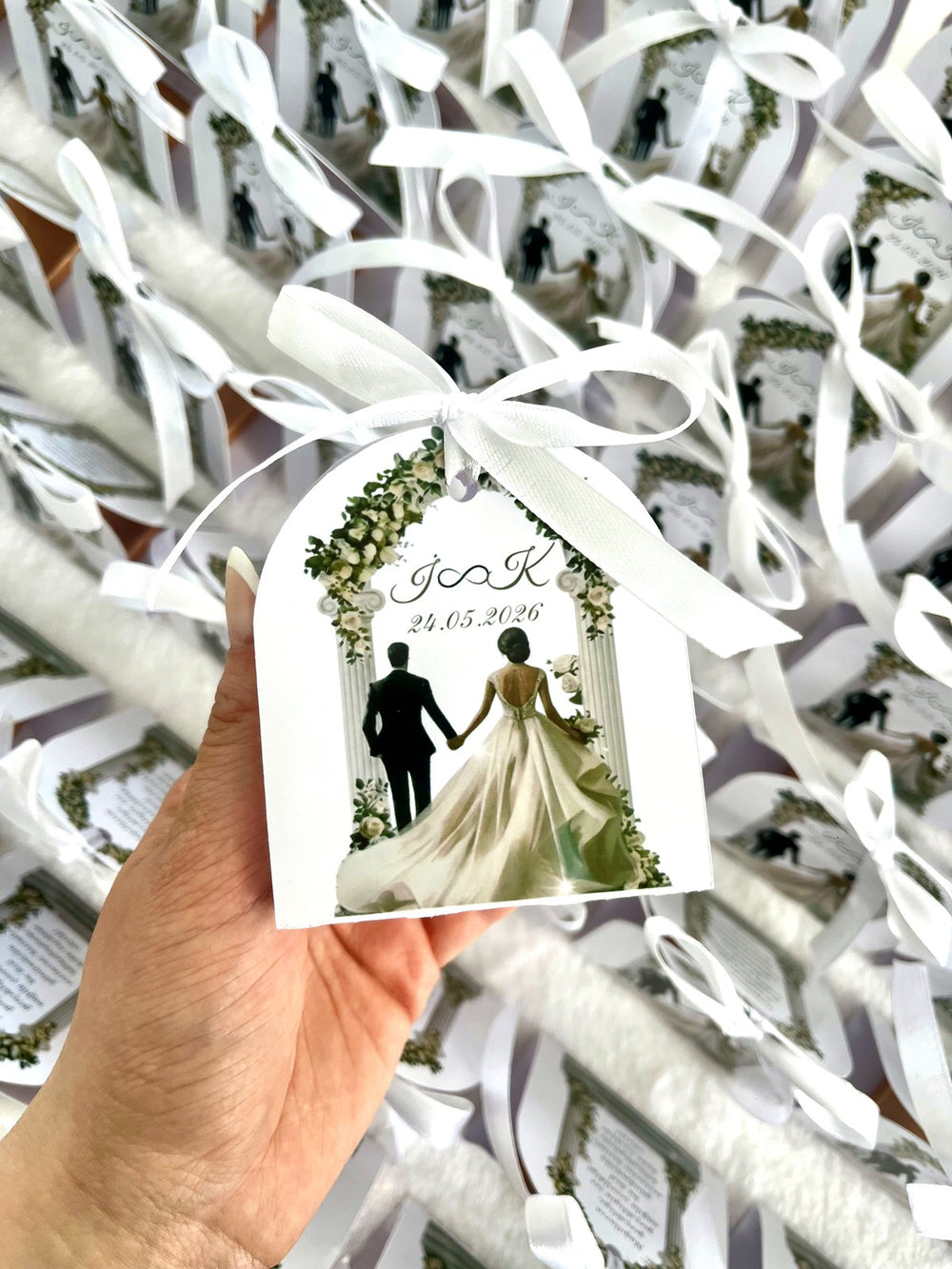 Couple Under Greenery Arch Wedding Chocolate Favors — Chocodad Baku
