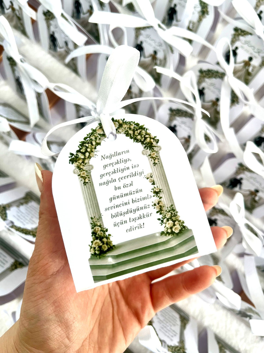 Couple Under Greenery Arch Wedding Chocolate Favors — Chocodad Baku