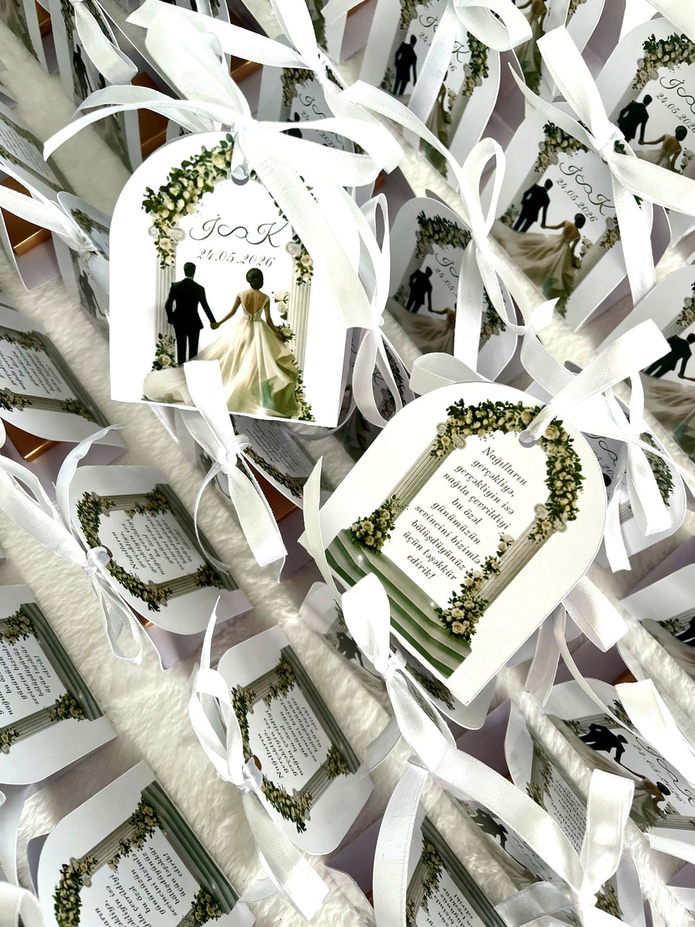 Couple Under Greenery Arch Wedding Chocolate Favors — Chocodad Baku