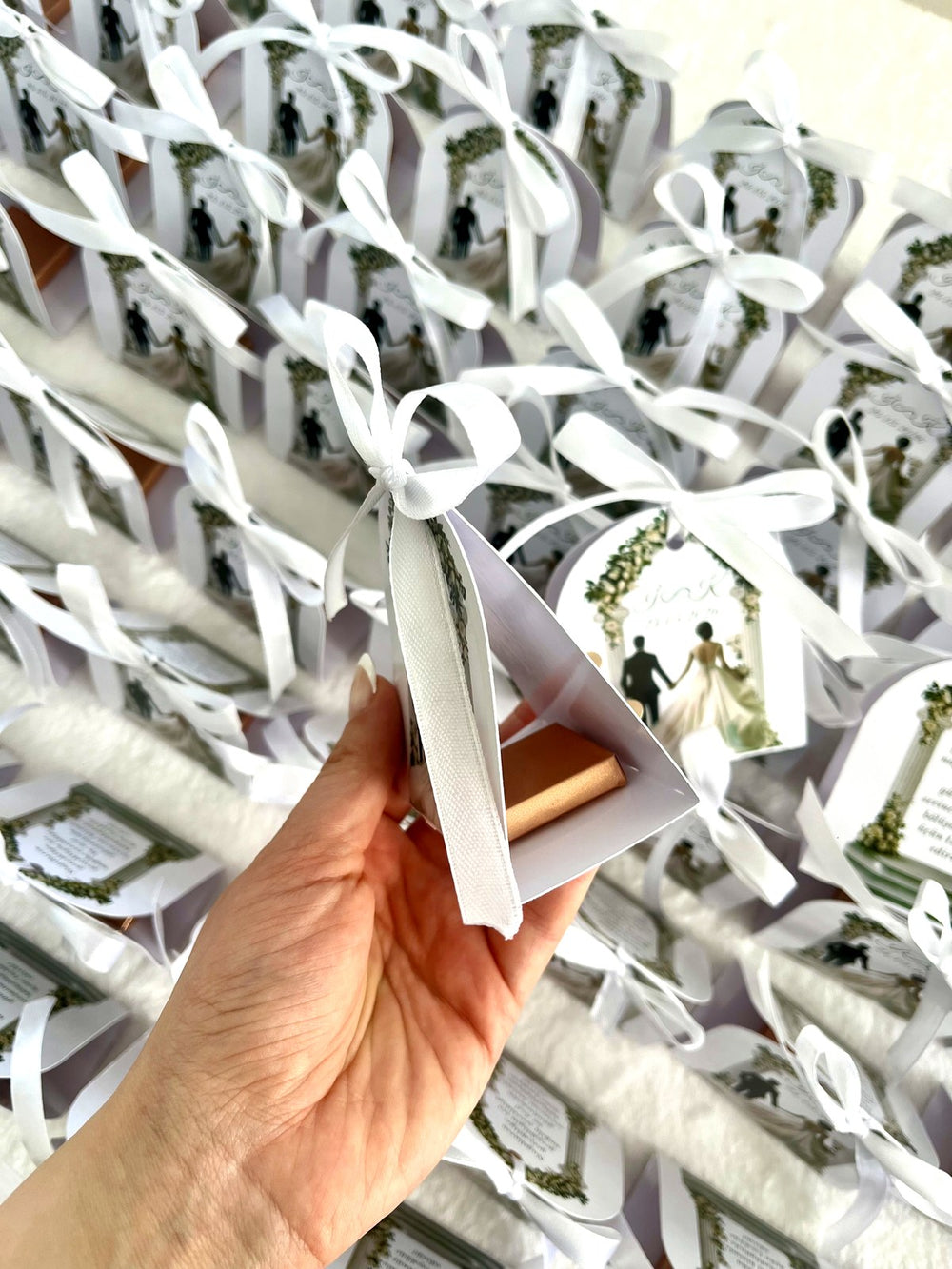 Couple Under Greenery Arch Wedding Chocolate Favors — Chocodad Baku