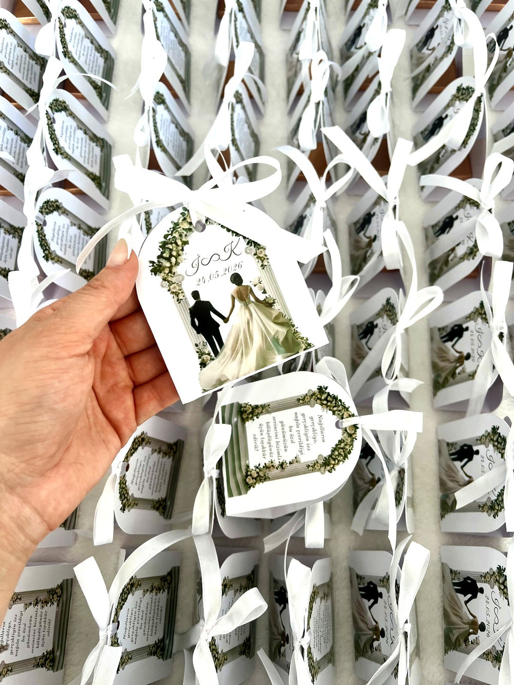 Couple Under Greenery Arch Wedding Chocolate Favors — Chocodad Baku