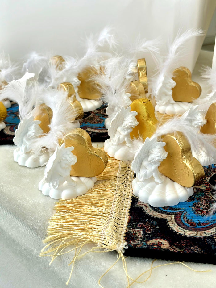 Ağ balıqqulağı nikah paylamalığı – qızılı ürək və lələk ilə birgə