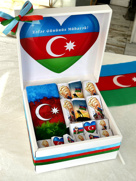 Bayraq-ürəkli Zəfər Günü şokolad qutusu – 16 ədəd südlü şokoladla birgə
