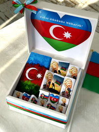 Bayraq-ürəkli Zəfər Günü şokolad qutusu – 16 ədəd südlü şokoladla birgə