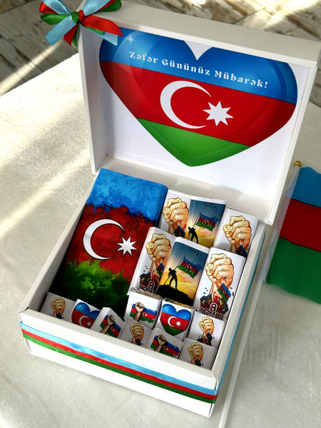 Bayraq-ürəkli Zəfər Günü şokolad qutusu – 16 ədəd südlü şokoladla birgə