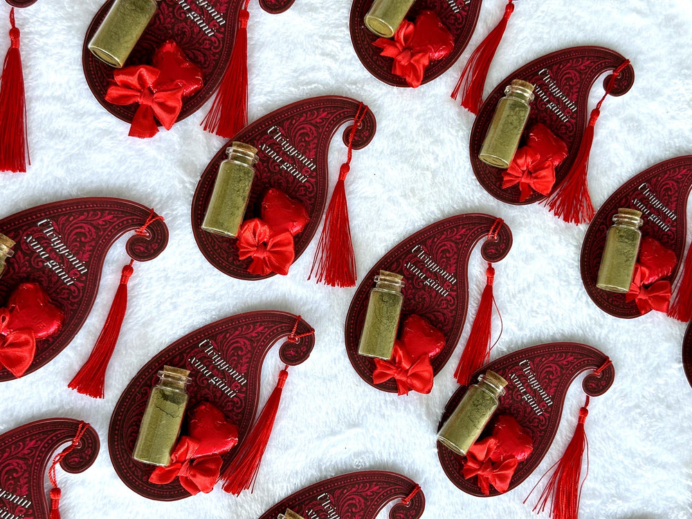 Paisley Henna Night Favor Cards with Henna Vial & Heart Chocolate — Chocodad Baku