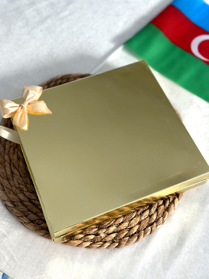Qızılı Zəfər Günü şokolad qutusu – fərdi təbriklə