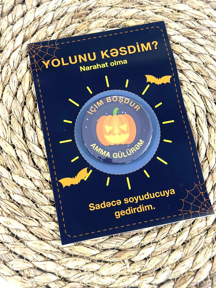 “Yolunu kəsdim?” balqabaqlı Halloween kartı – yaxa sancağı ilə birgə