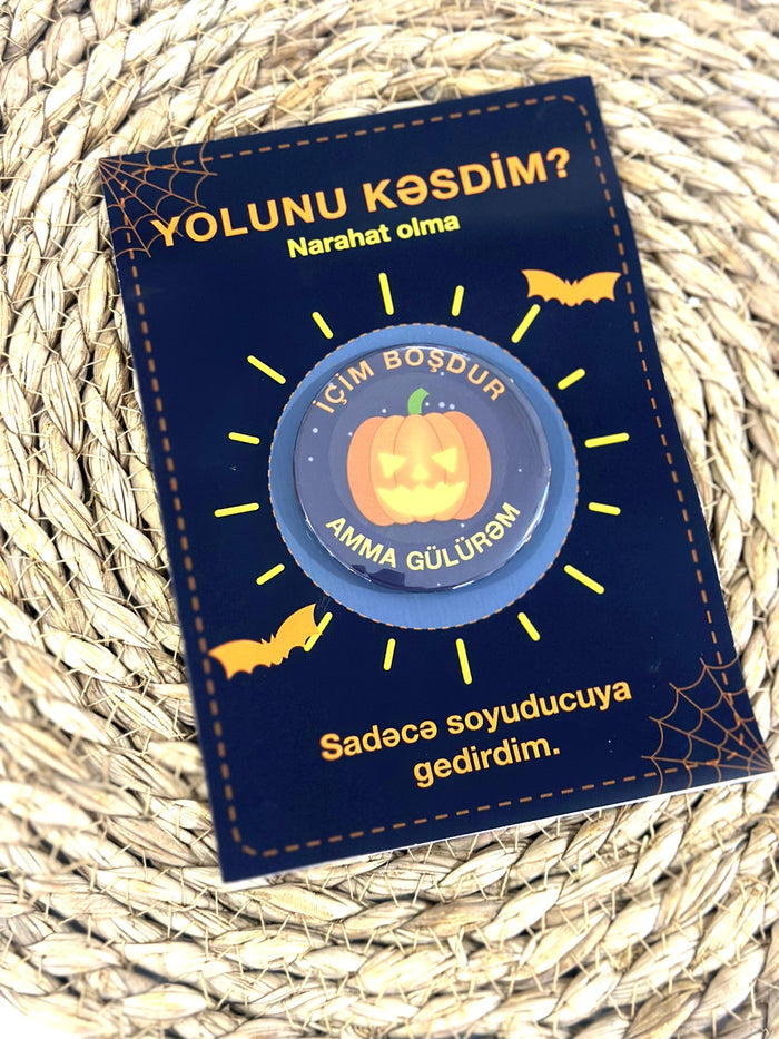 “Yolunu kəsdim?” balqabaqlı Halloween kartı – yaxa sancağı ilə birgə