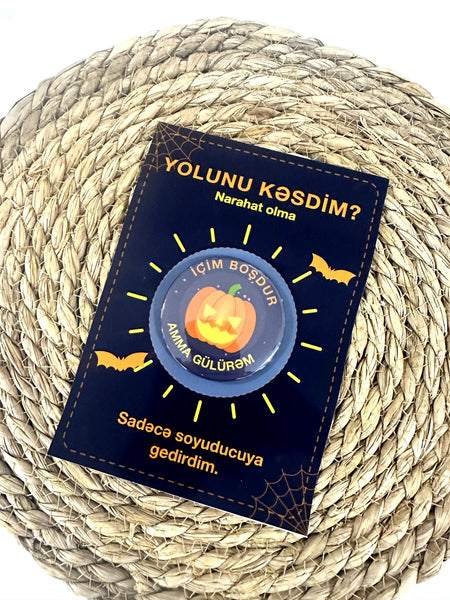 “Yolunu kəsdim?” balqabaqlı Halloween kartı – yaxa sancağı ilə birgə