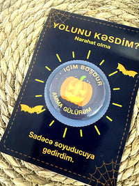 “Yolunu kəsdim?” balqabaqlı Halloween kartı – yaxa sancağı ilə birgə