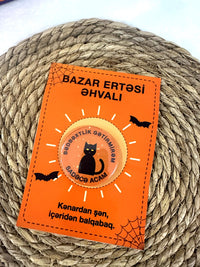 “Bazar ertəsi əhvalı” qara pişikli Halloween kartı – yaxa sancağı ilə birgə