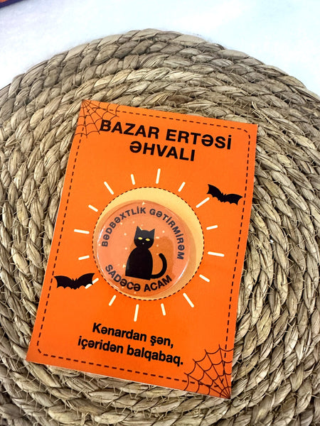 “Bazar ertəsi əhvalı” qara pişikli Halloween kartı – yaxa sancağı ilə birgə