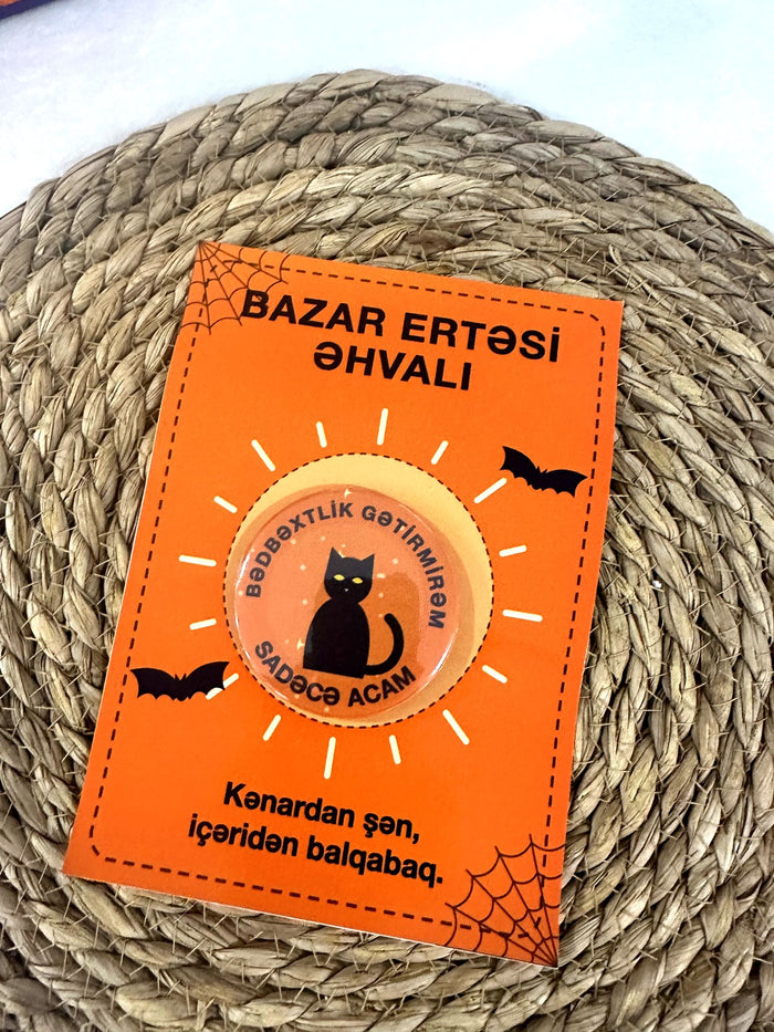 “Bazar ertəsi əhvalı” qara pişikli Halloween kartı – yaxa sancağı ilə birgə