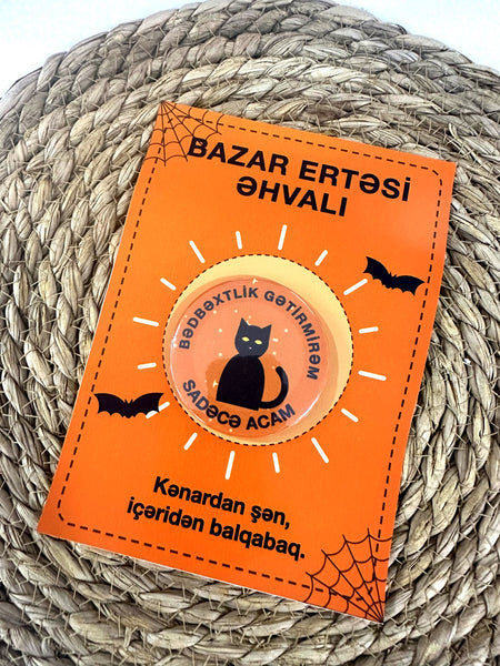 “Bazar ertəsi əhvalı” qara pişikli Halloween kartı – yaxa sancağı ilə birgə
