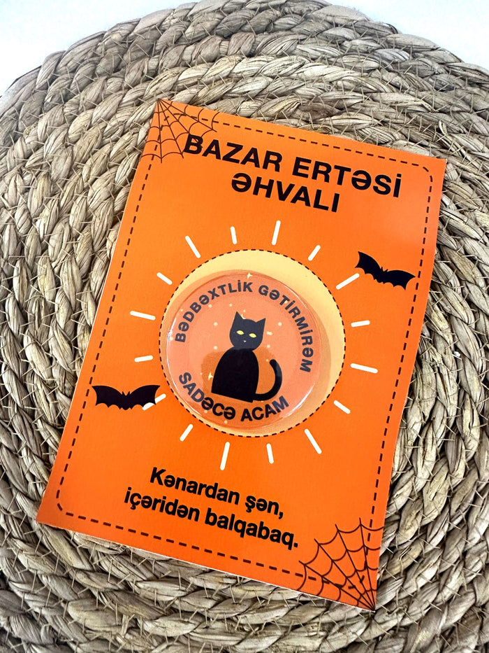 “Bazar ertəsi əhvalı” qara pişikli Halloween kartı – yaxa sancağı ilə birgə