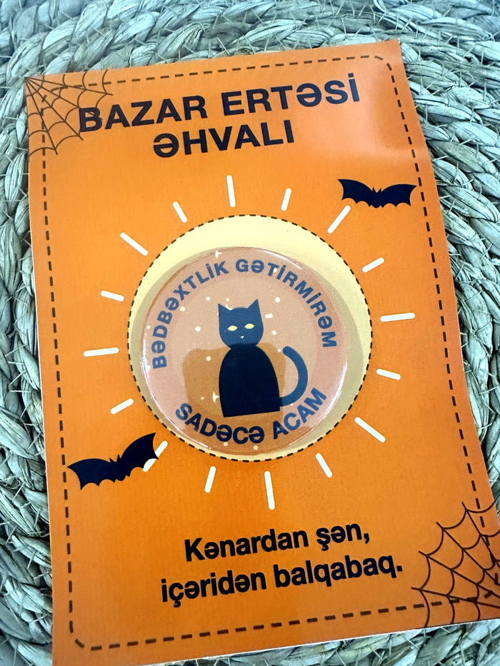 “Bazar ertəsi əhvalı” qara pişikli Halloween kartı – yaxa sancağı ilə birgə