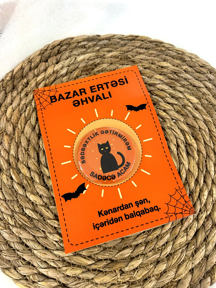 “Bazar ertəsi əhvalı” qara pişikli Halloween kartı – yaxa sancağı ilə birgə