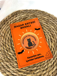 “Bazar ertəsi əhvalı” qara pişikli Halloween kartı – yaxa sancağı ilə birgə