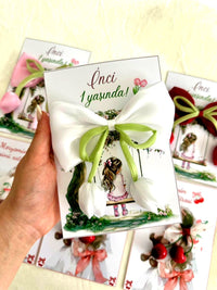 Girl on a Swing 1st Birthday Favor Cards with Multicolour Tulip Hair Clip — Chocodad Baku