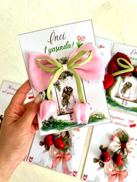 Girl on a Swing 1st Birthday Favor Cards with Multicolour Tulip Hair Clip — Chocodad Baku