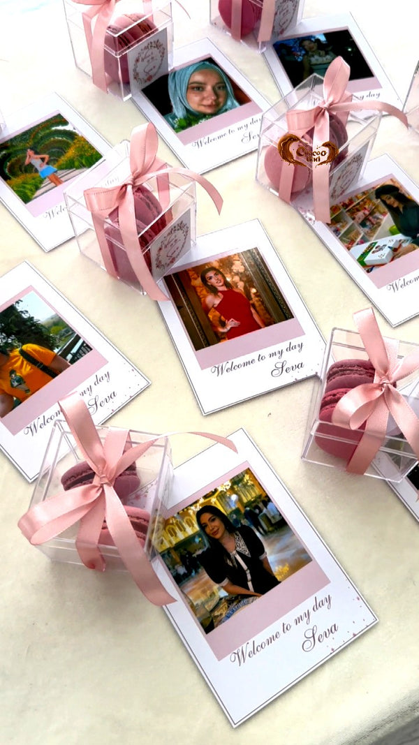 Polaroid Photo Welcome Cards with Macaron Acrylic Cube & Pink Ribbon — Chocodad Baku