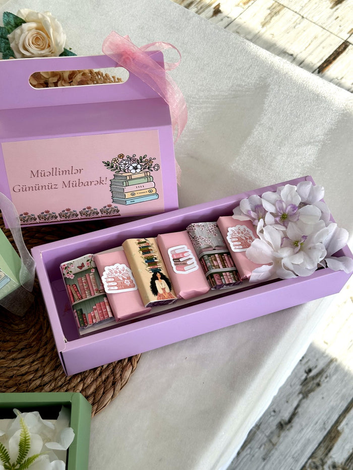 Lilac Rəngli Müəllimlər Günü Şokolad Qutu Hədiyyəsi – tutacaqlı, 6 ədəd südlü şokoladlı və çiçəkli