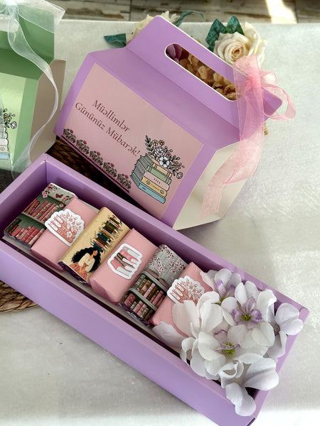 Lilac Rəngli Müəllimlər Günü Şokolad Qutu Hədiyyəsi – tutacaqlı, 6 ədəd südlü şokoladlı və çiçəkli