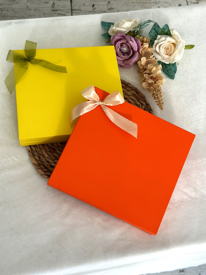Yellow Teacher's Day Gift Box with Flower Bouquet — Chocodad Baku