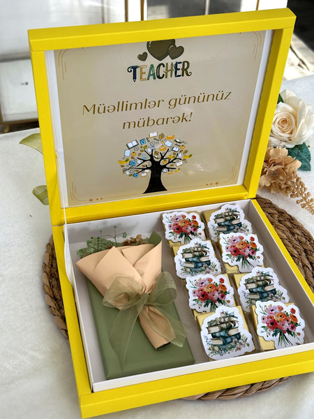 Sarı Rəngli Müəllimlər Günü hədiyyə qutusu – çiçək buketi və şokoladlarla