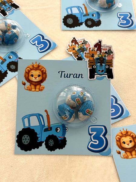 Göy traktor və aslan balası ad günü paylamalıq kartları – ozmo şokolad yumurta kürəsi ilə